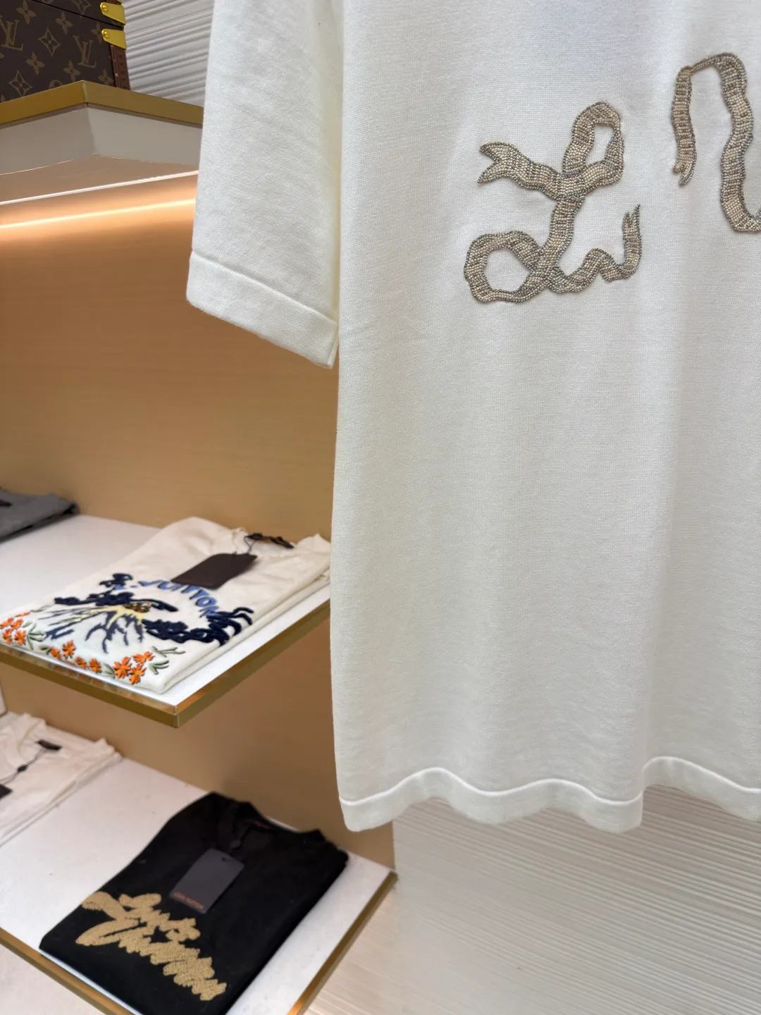 LOUIS VUITTON Ribbon embroidered woolen short sleeves ●Original version: Purchased and developed for 10800 ●Item number: 1681960-A65 ●Fabric: pure cotton fabric ●Technology: embroidery production ●Color: white ●Version: fitted version ●Weight: about 245 grams ●Size: XS-S-M-L ●Description: Made of 260g 32-count Shuangsha pure cotton fabric exclusively customized from the original board. The embroidery is designed with knots to imitate the beading look. The overall line is straight and delicate. The fabric is comfortable and soft. The color is consistent and has no color difference. It can be matched with the same style to create a fashionable look and control various occasions. Customized accessories, complete with three standards, same style for men and women!